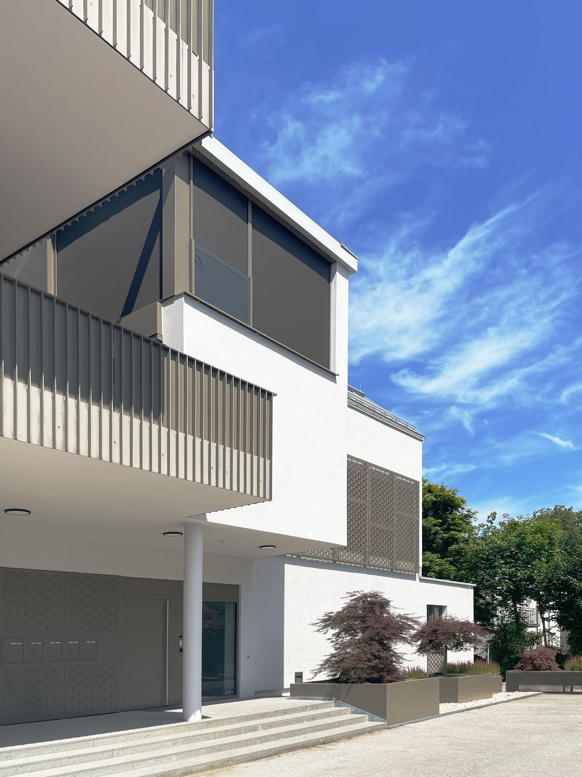 Ein großes weißes Gebäude mit Balkon und Treppe