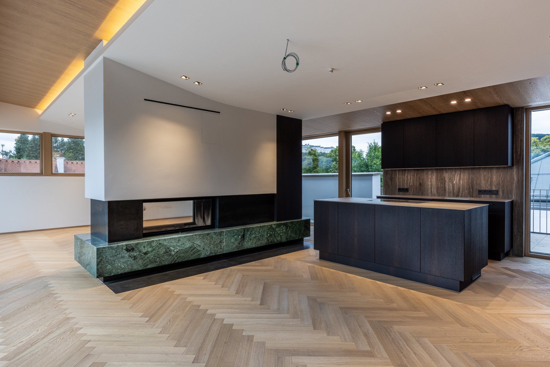 Ein Wohnzimmer mit Kamin und eine Küche