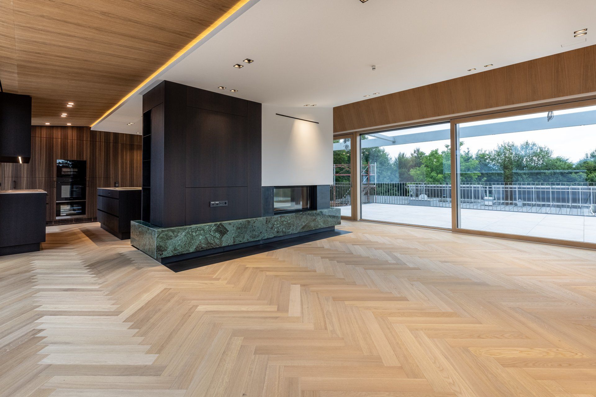 Ein leerer Raum mit Holzboden und Kamin