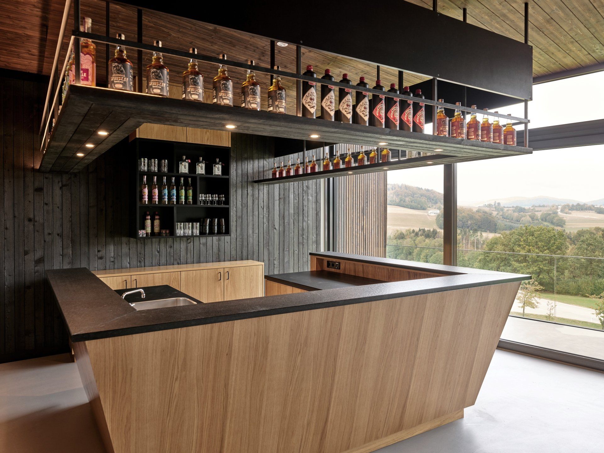 Eine Bar mit Schnapsflaschen, die von der Decke hängen