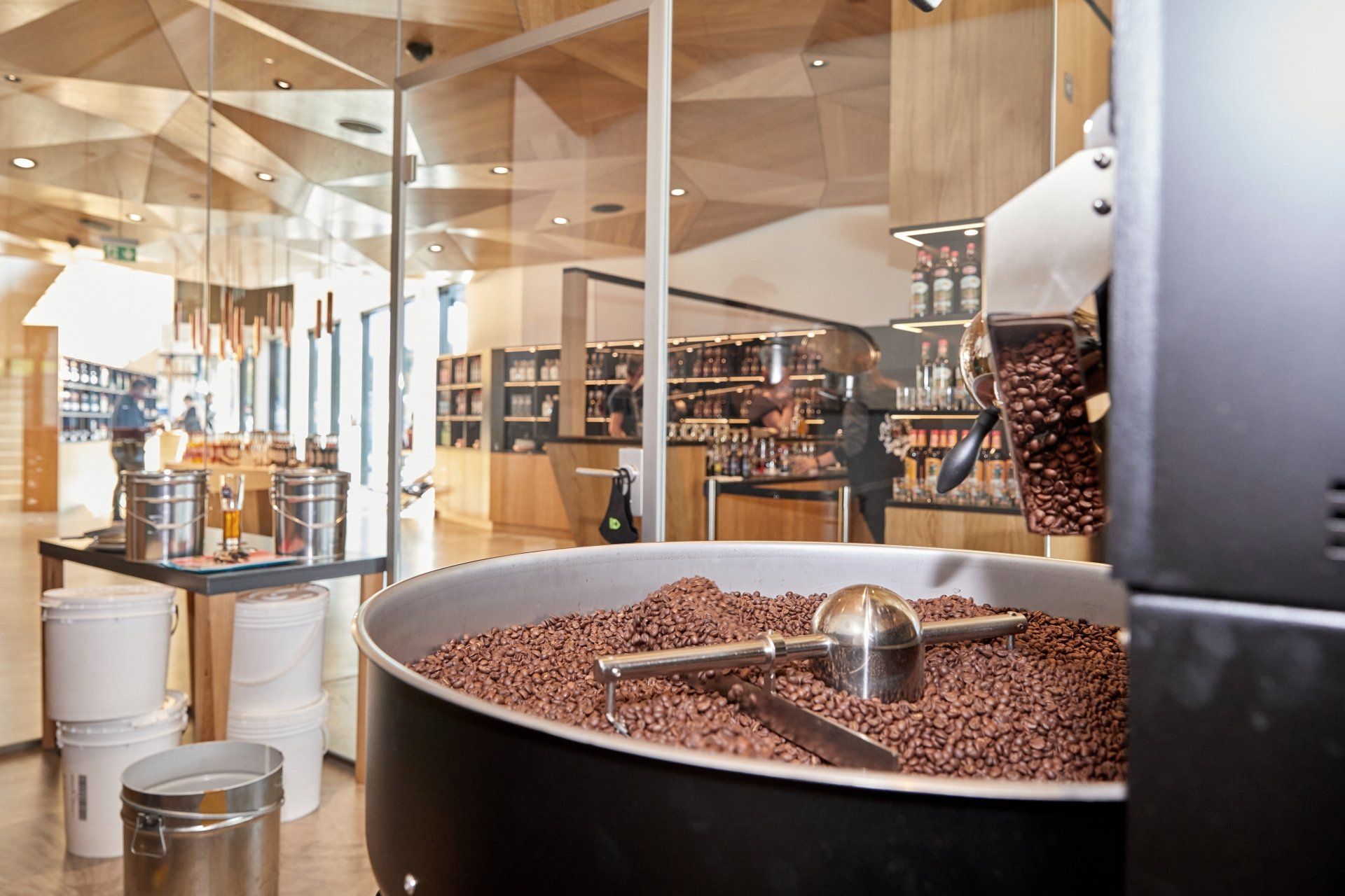 Eine Maschine röstet Kaffeebohnen in einem Geschäft