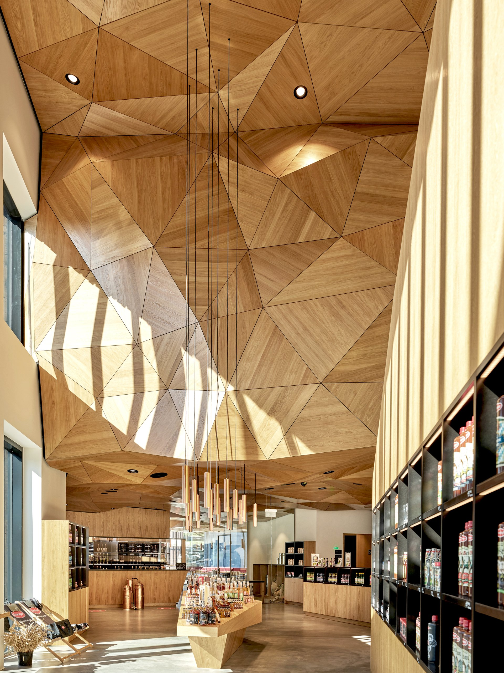 Ein Laden mit Holzdecke und Regalen voller Bücher
