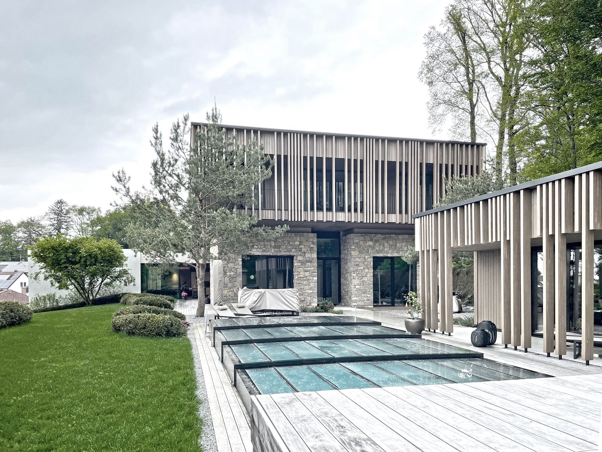 Ein großes Haus mit einem Swimmingpool davor.