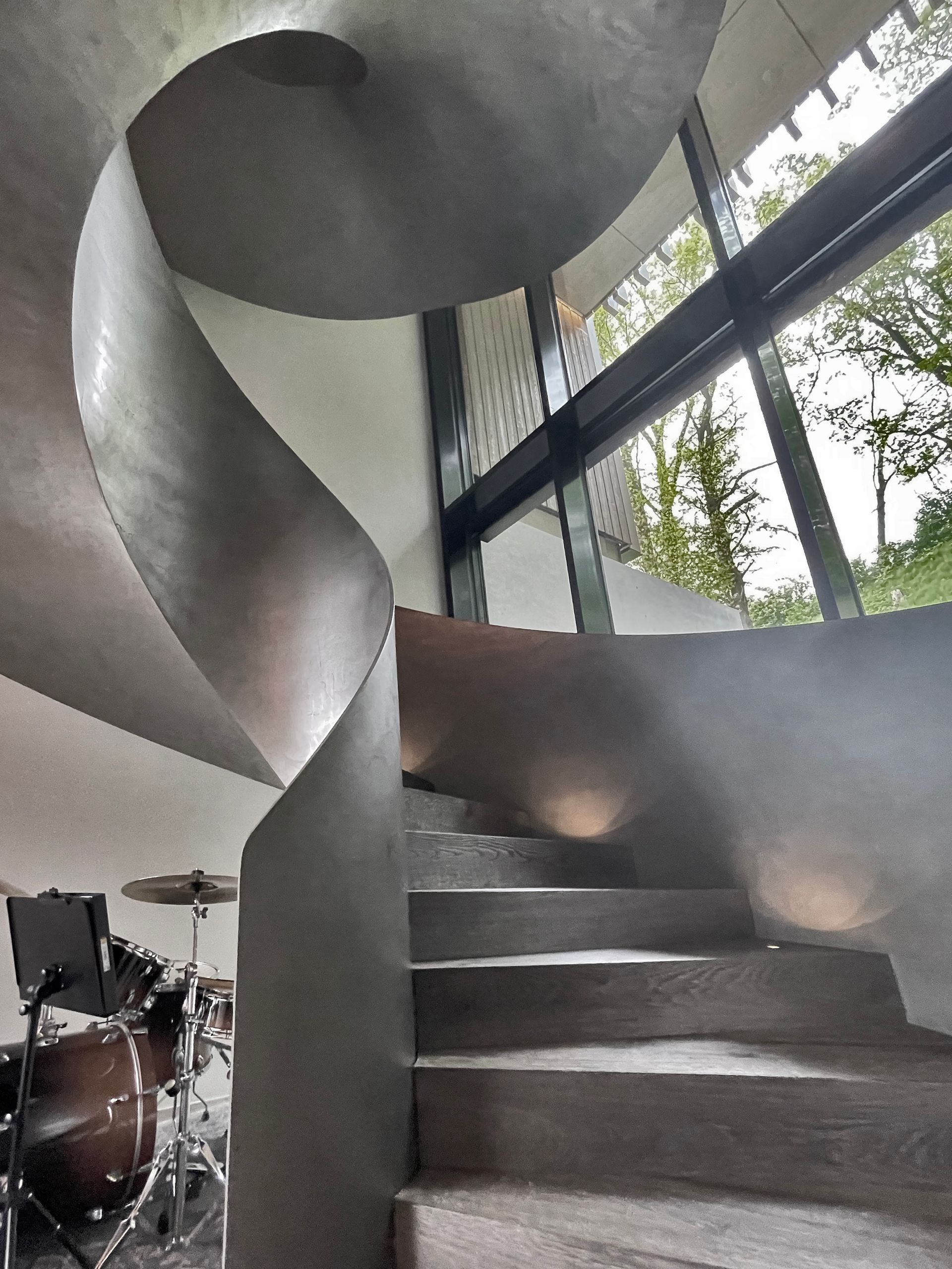 Eine Wendeltreppe mit einem Schlagzeug im Hintergrund