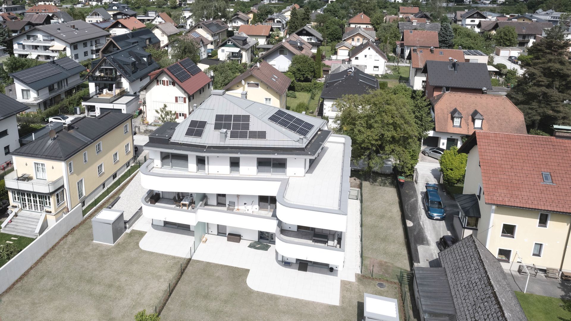 Eine Luftaufnahme eines Hauses mit Sonnenkollektoren auf dem Dach