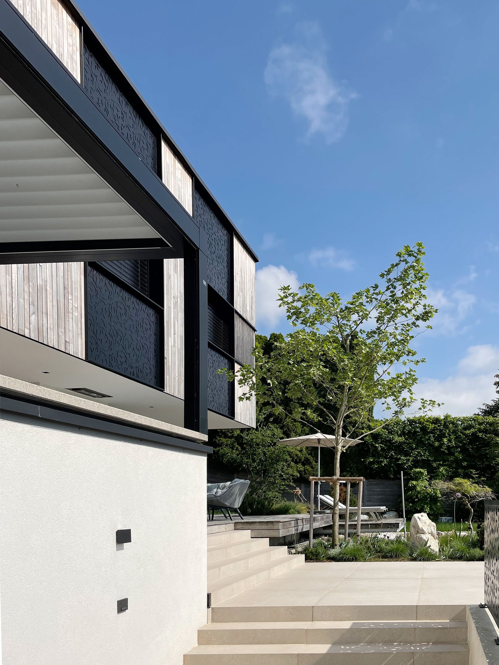 Ein Haus mit Treppe und einem Baum davor
