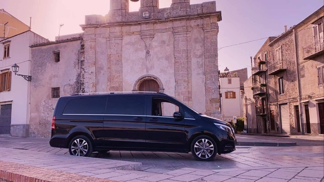 Luxury transfer da Napoli a Padula con autista NCC e veicoli di prestigio.