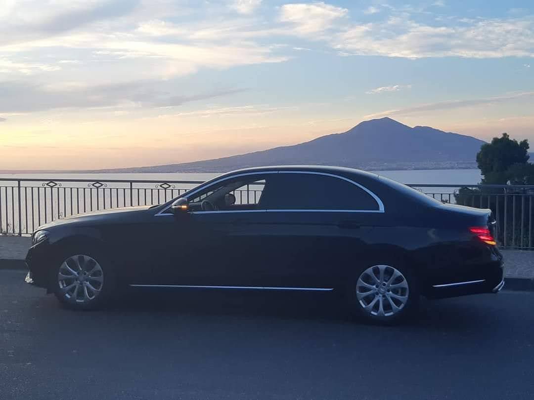 servizio NCC Con auto e minivan di lusso autisti professionisti e un servizio door-to-door.