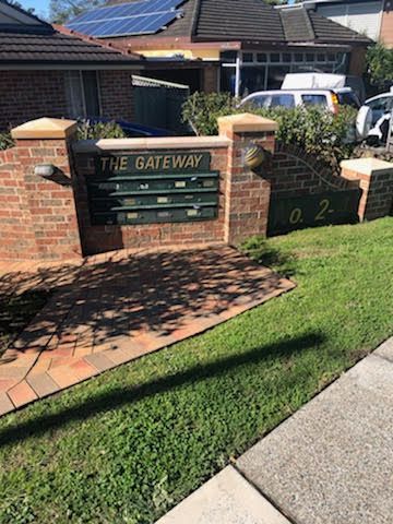 Immaculately Maintained Brick Garden Wall — Craig’s Lawn Mowing and Garden Maintenance in Miranda, NSW