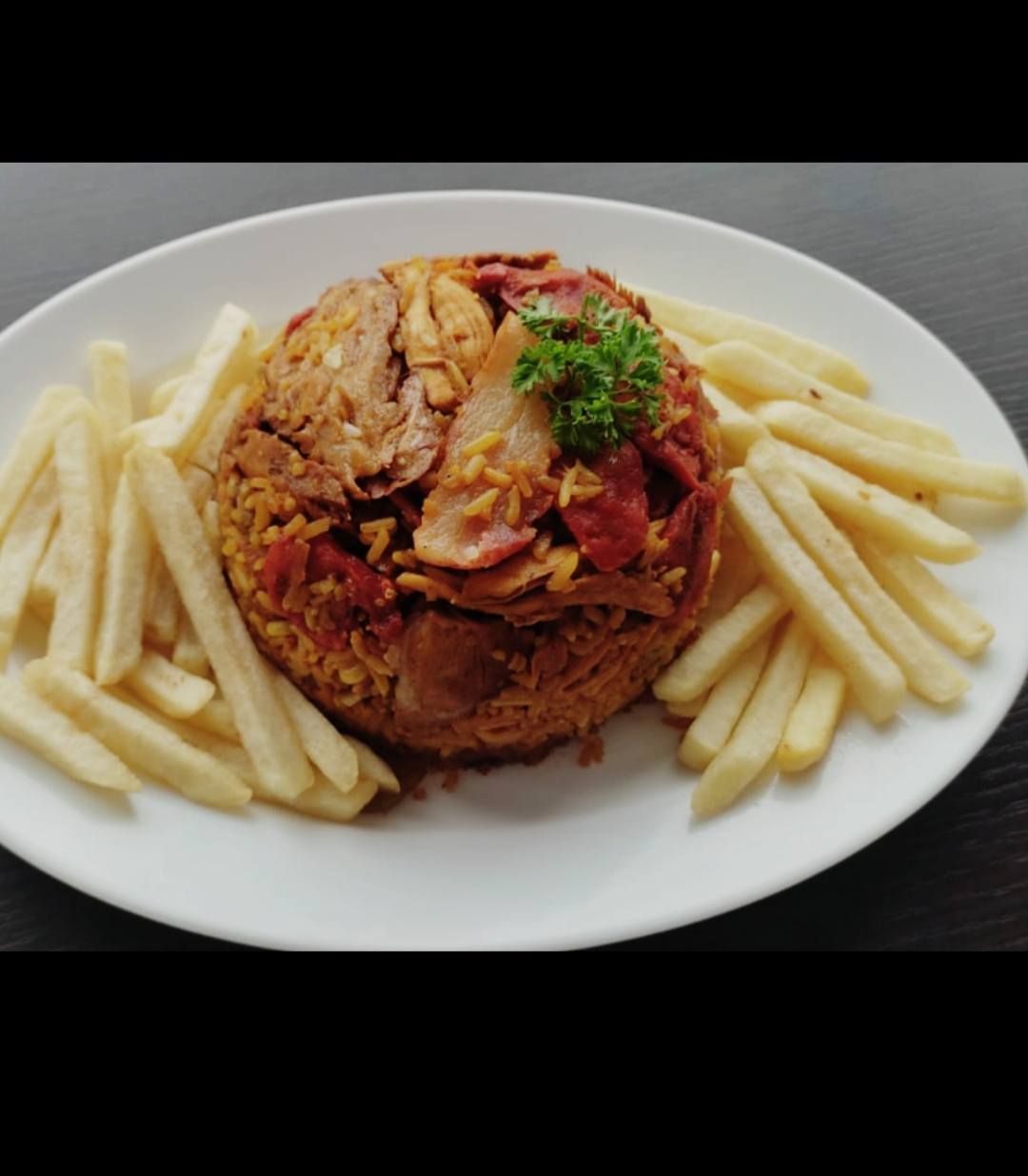 Delicioso plato colombiano con papas fritas
