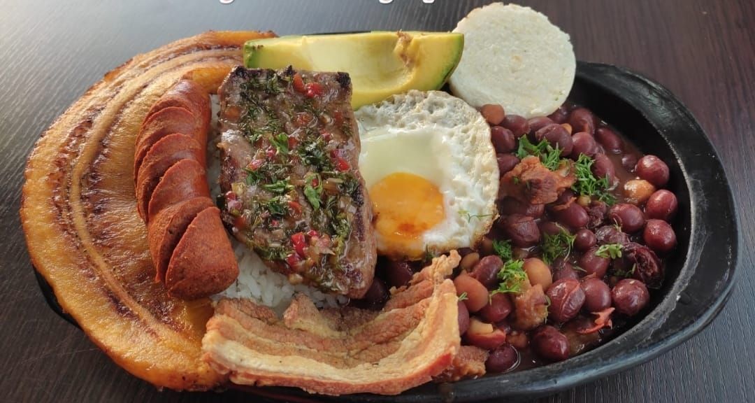 Delicioso plato colombiano con huevo y porotos