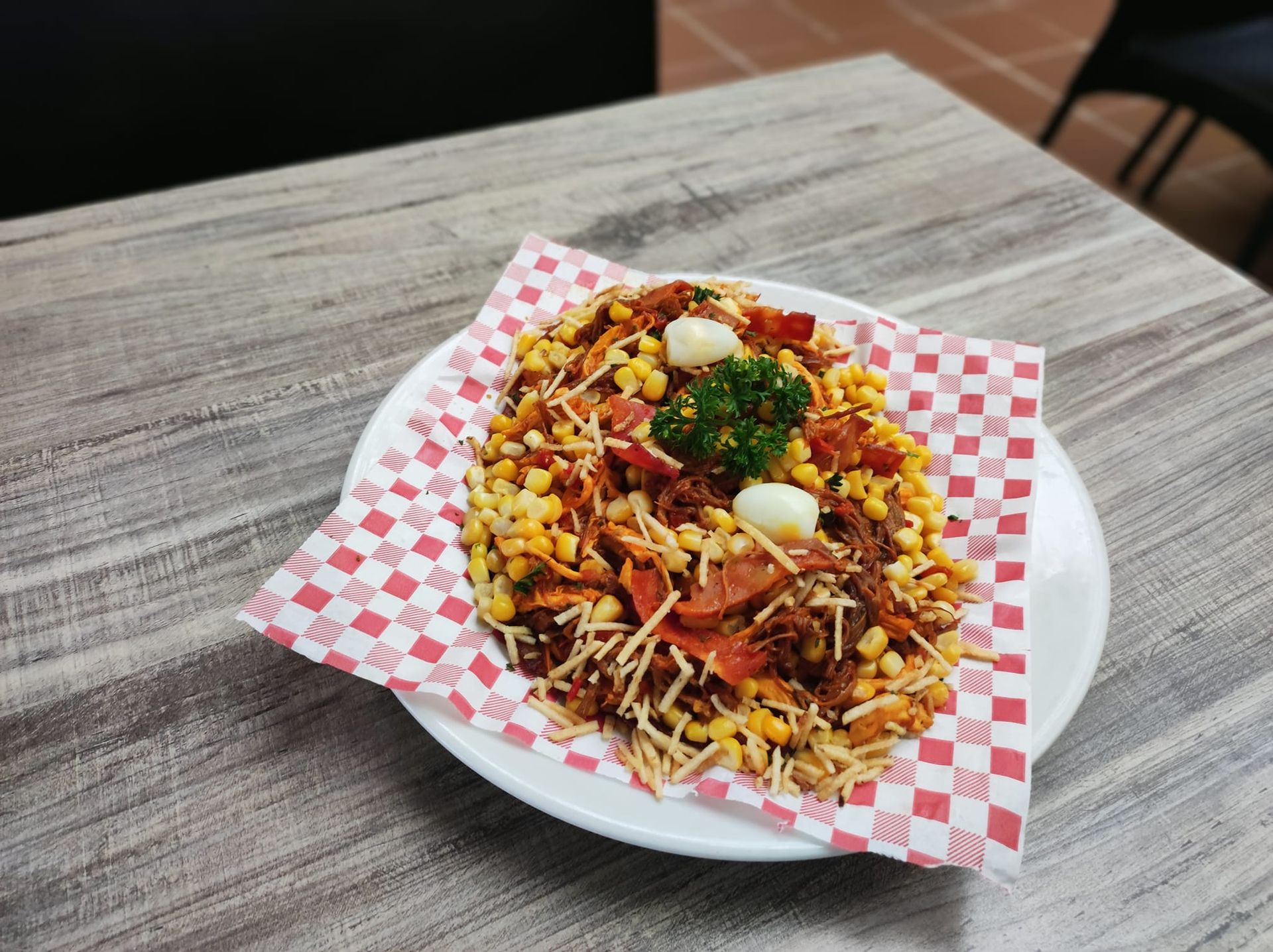 Un plato de coloridos bocadillos