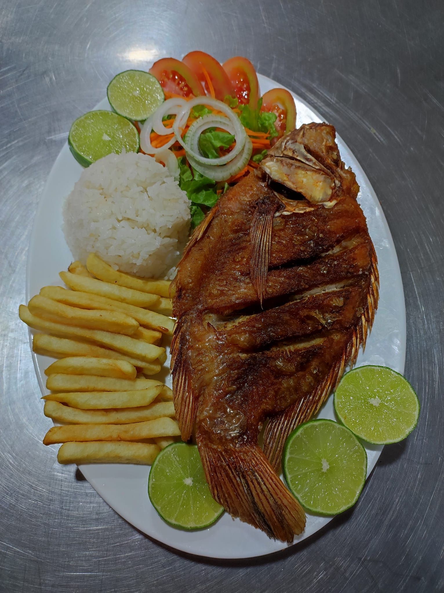 Delicioso plato con verduras y arroz