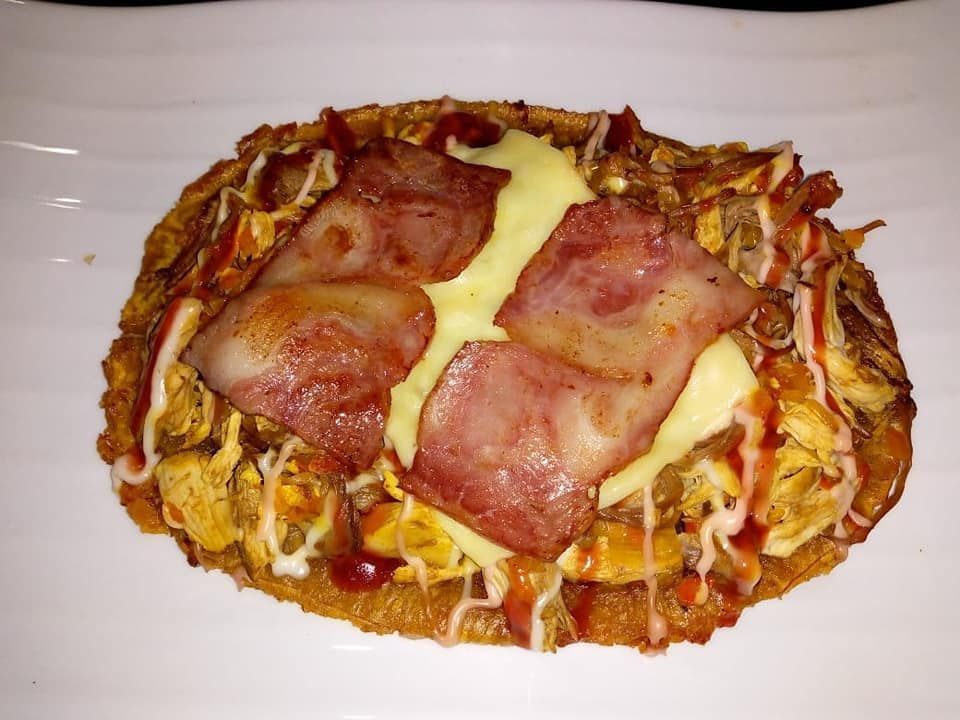 Pizza de pollo y tocino con queso derretido