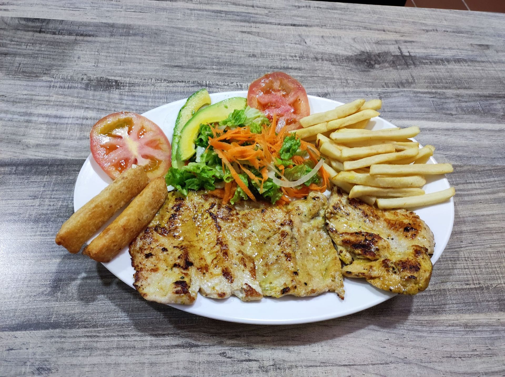 Pechuga de pollo a la parrilla con patatas fritas