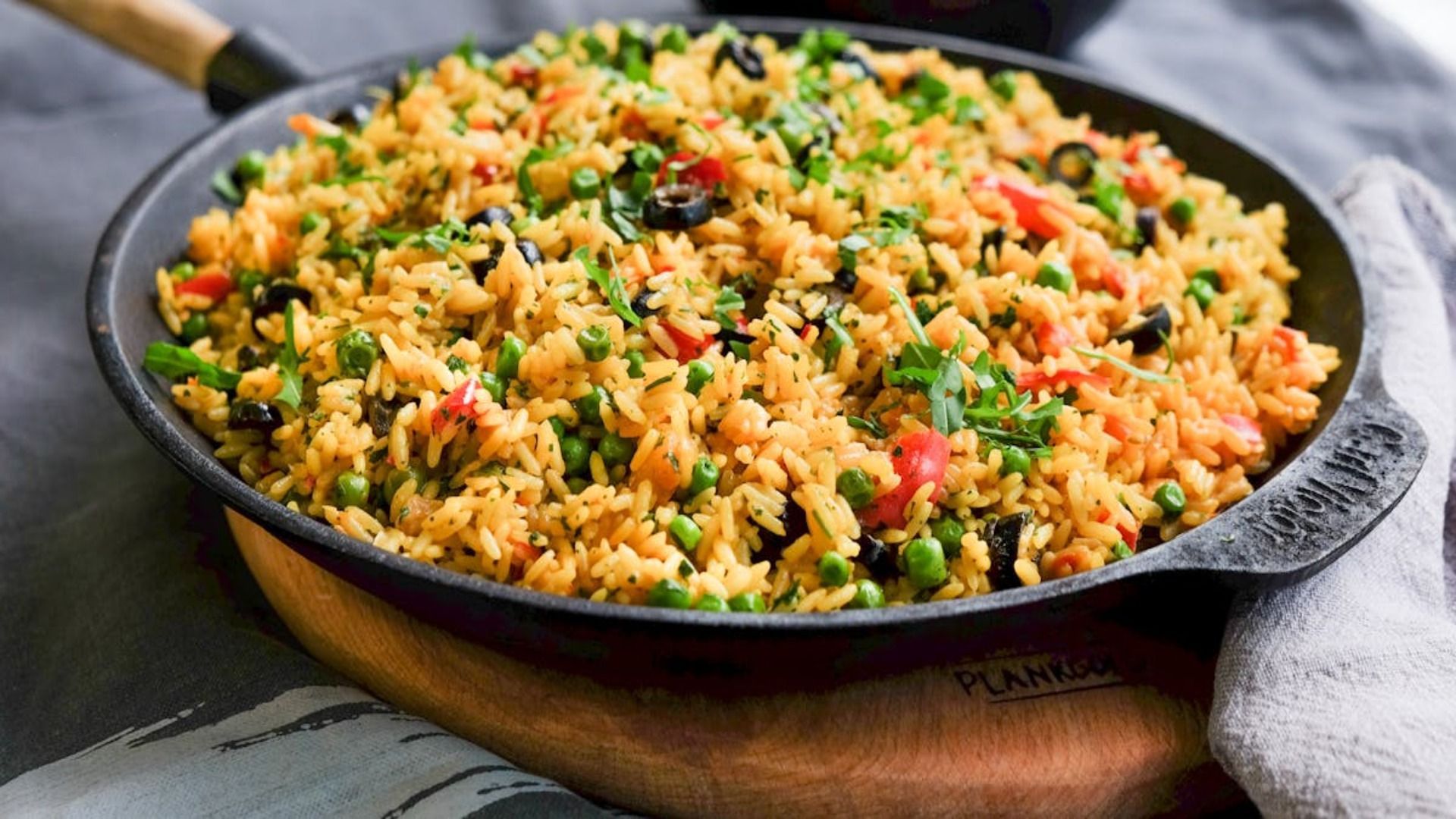 Sartén de arroz frito colorido con verduras