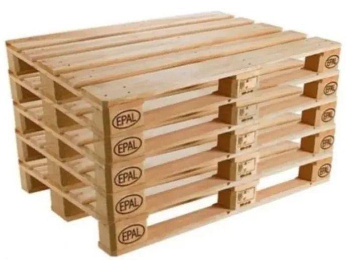 Una pila di pallet di legno con la scritta epal sopra