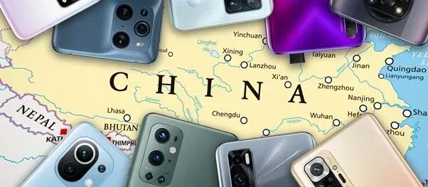Um monte de telefones celulares estão em cima de um mapa da China.