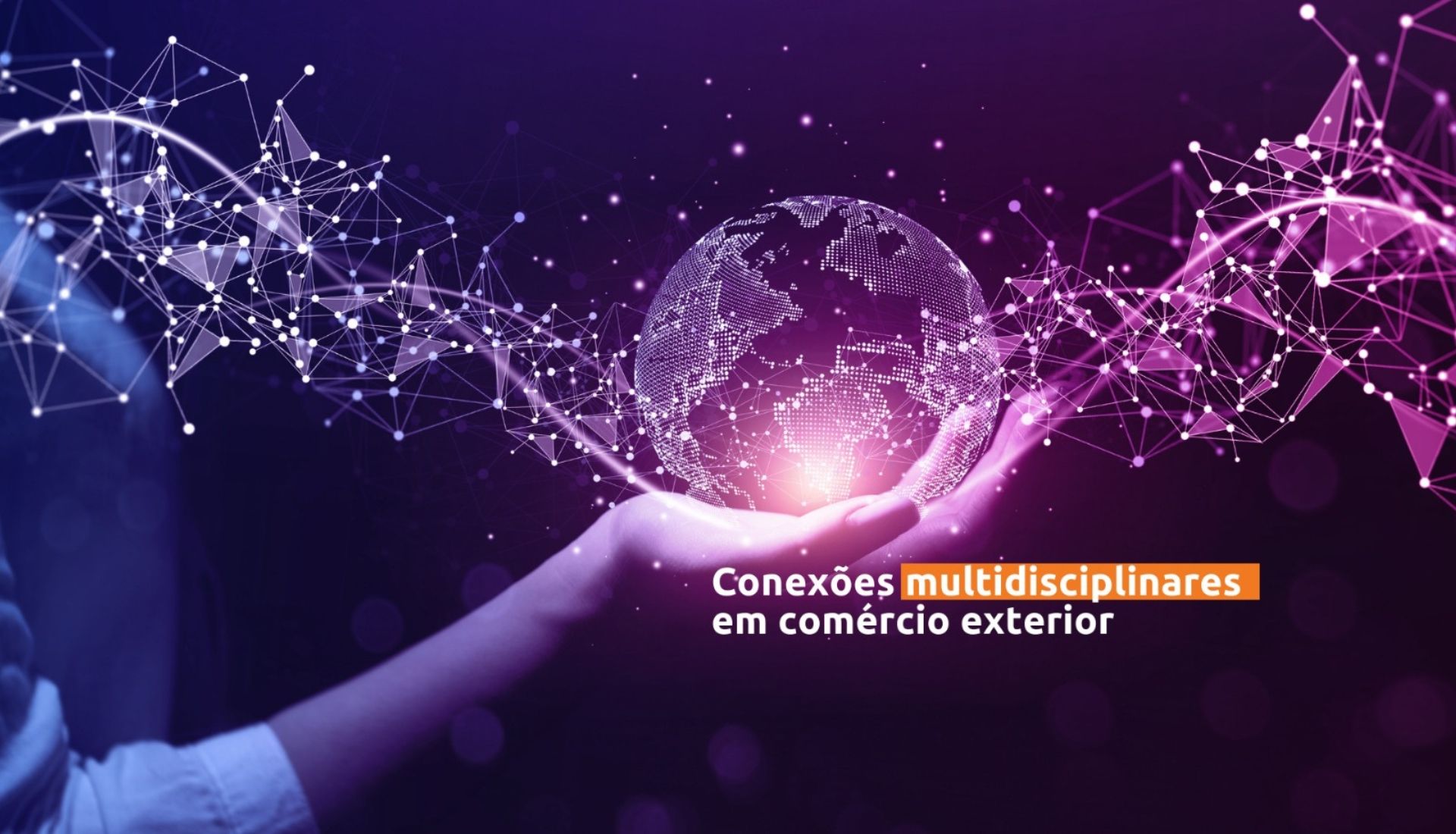 Uma pessoa está segurando um globo brilhante nas mãos.
