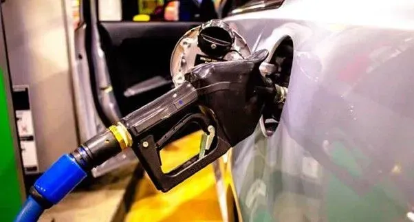 um carro está sendo abastecido em um posto de gasolina.