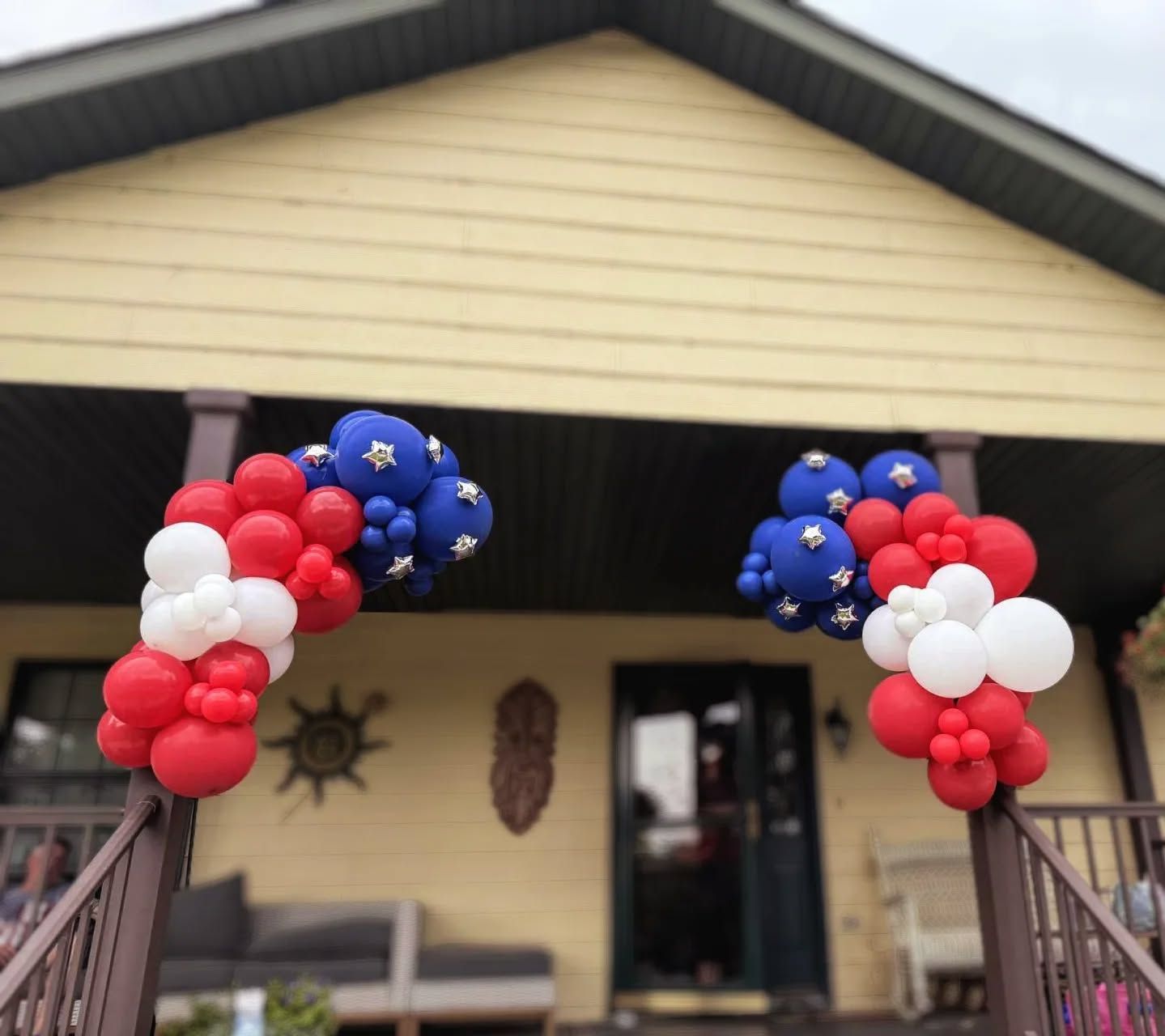 stoplight balloons