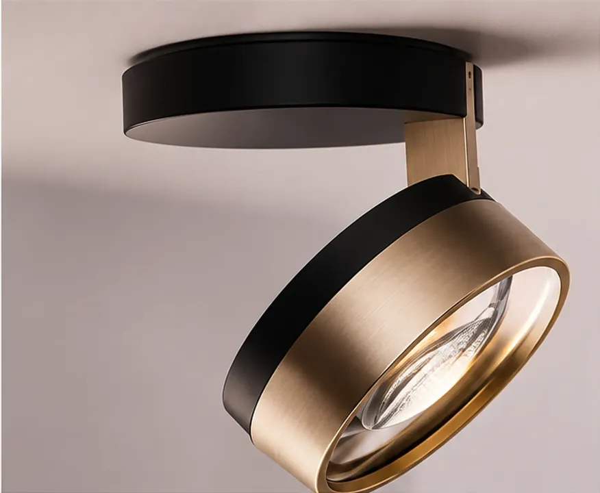 Faretti incassati in controsoffitto con luce uniforme.