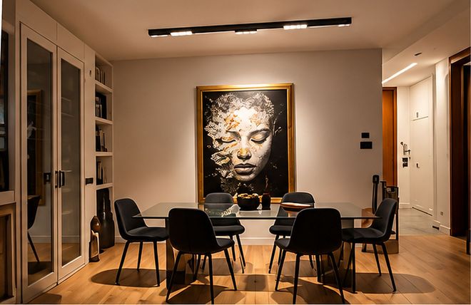 Interno moderno con lampadario di design e materiali caldi.
