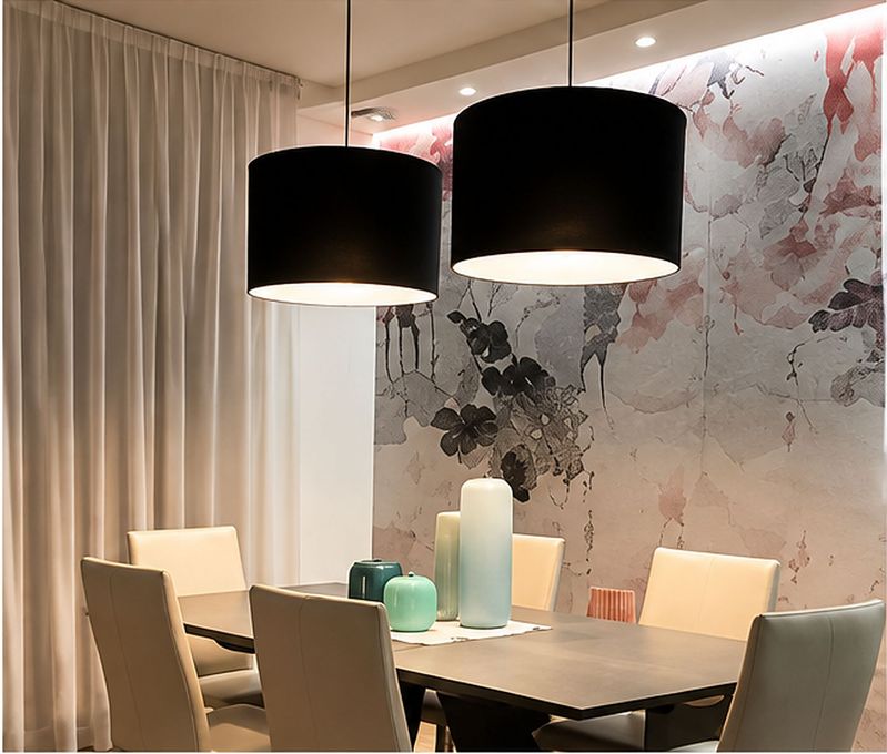 Soggiorno elegante con illuminazione integrata, luce calda e atmosfera accogliente.