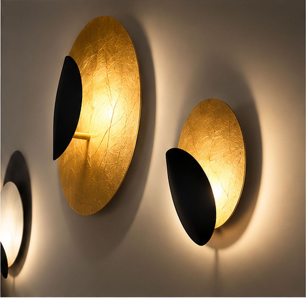 Applique di design su parete calda con luce diffusa.