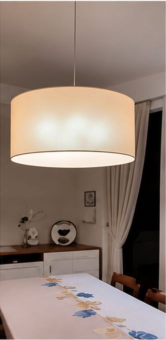 Plafoniera moderna e lampade da interno in una casa elegante.