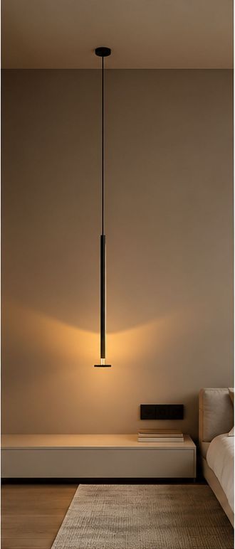 Faretti incassati con luce di accento su parete materica.