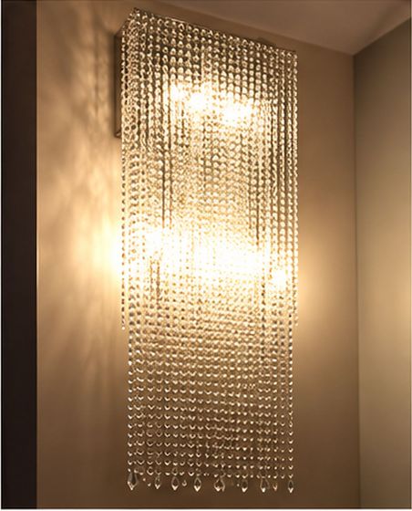 Interno residenziale con applique da parete in ottone e vetro che diffondono una luce morbida e accogliente.
