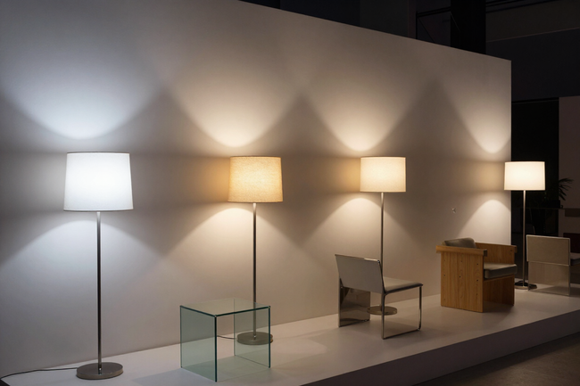Spazio espositivo con scenari luce per zona notte e lampade tecniche e decorative.