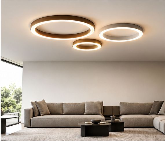 Plafoniera LED tecnica installata a soffitto in un soggiorno moderno con luce uniforme e confortevole.