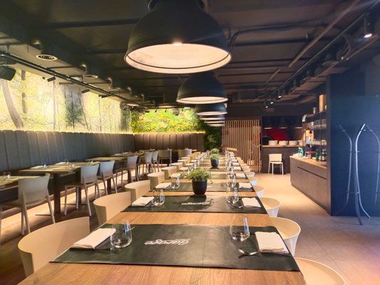 Soggiorno elegante con luce calda a LED, lampade decorative e atmosfera accogliente progettata da Living Illuminazione.
