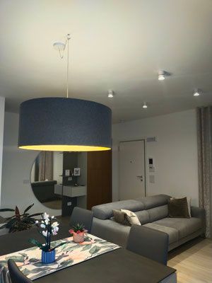 Soggiorno elegante con luce calda a LED, lampade decorative e atmosfera accogliente progettata da Living Illuminazione.