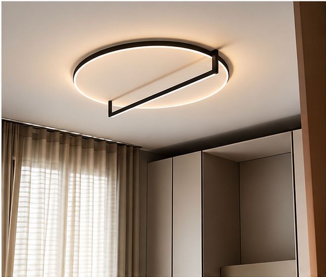 Plafoniera decorativa in un ambiente domestico elegante con luce morbida e diffusa.