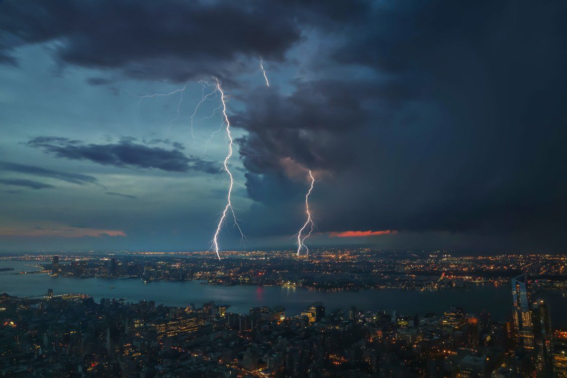 Blitzeinschläge über einer Stadt in der Nacht