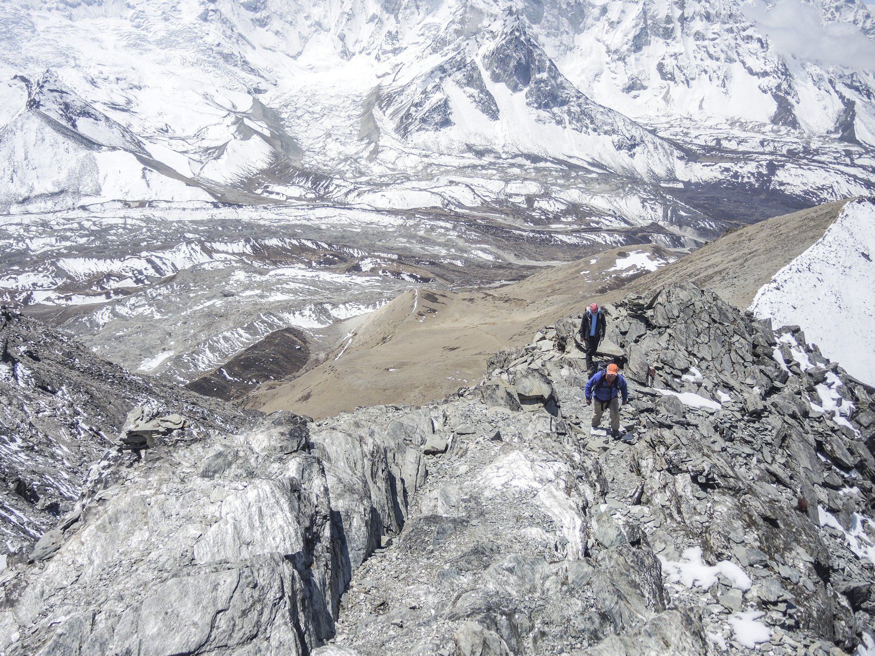 Eine Gruppe von Leuten wandert auf einen schneebedeckten Berg.
