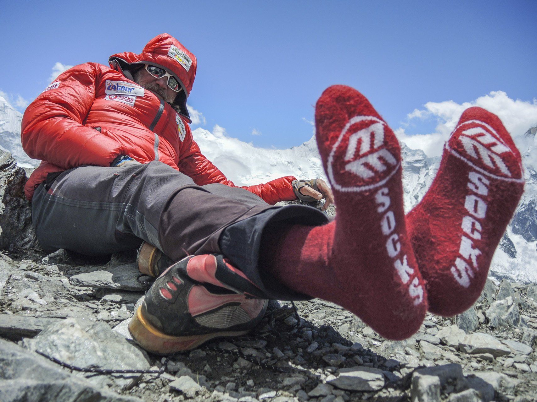 Eine Person, die rote Socken mit dem Wort „Socken“ darauf trägt