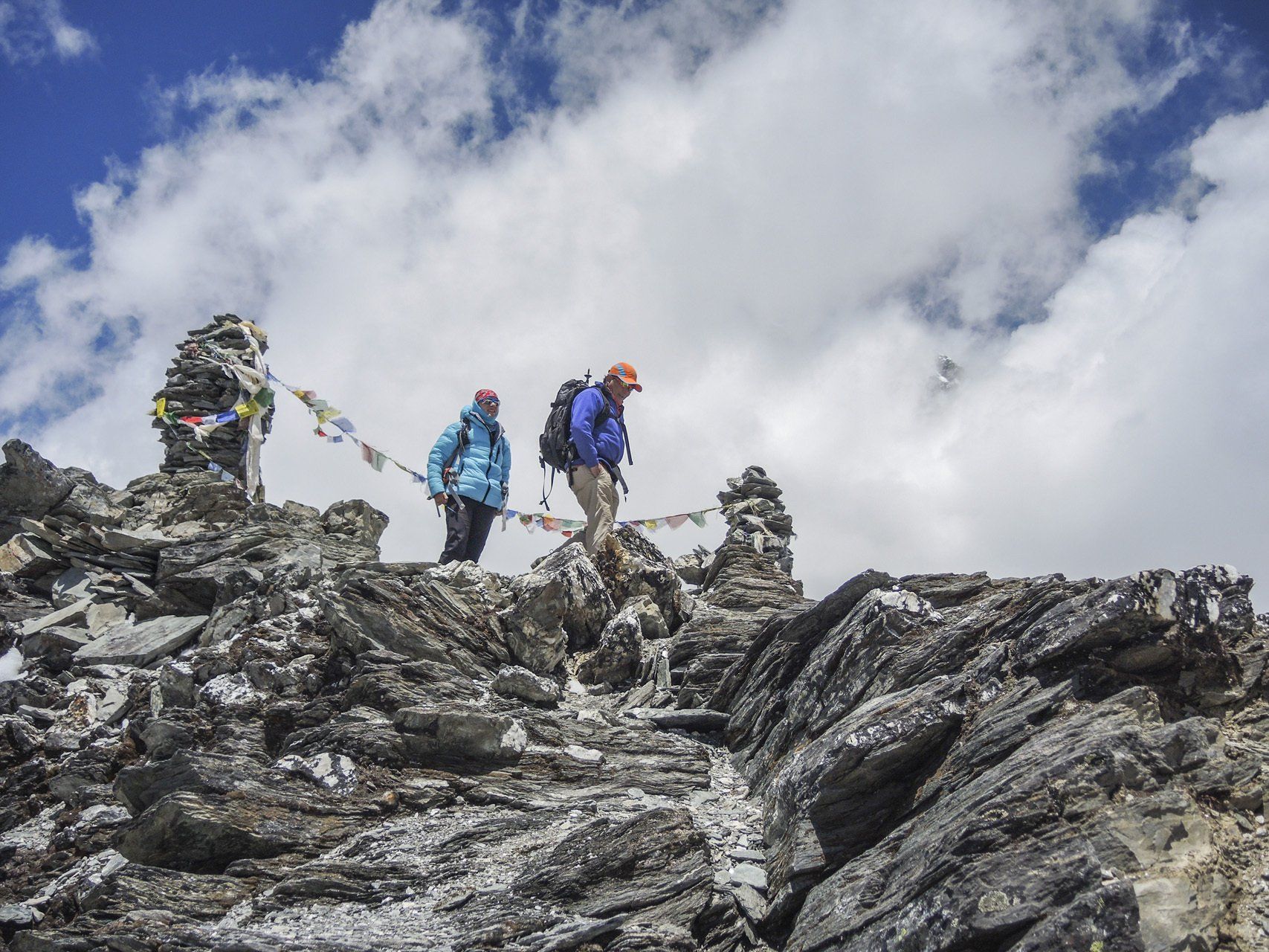 Eine Gruppe von Leuten wandert auf einen felsigen Berg.