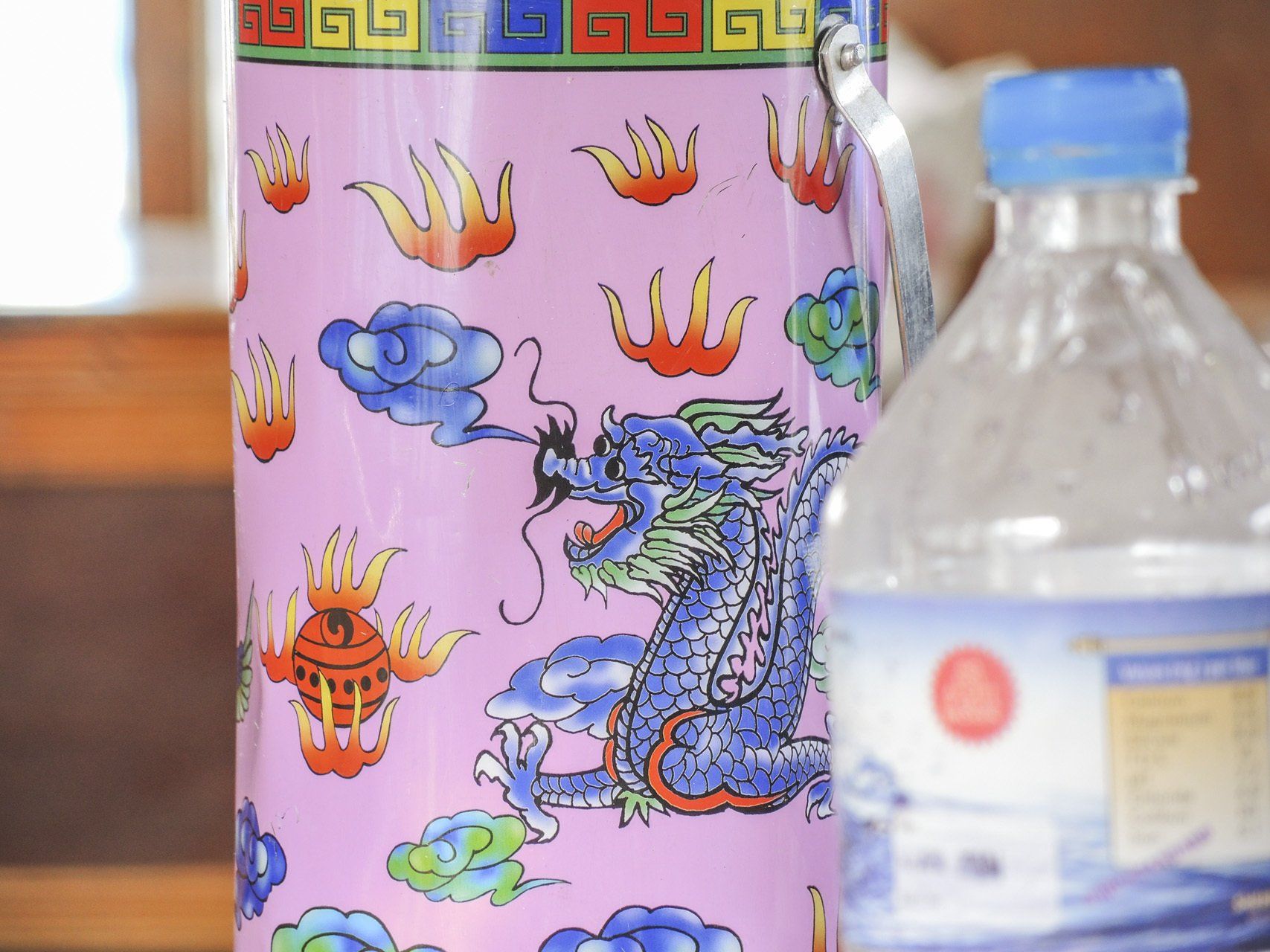 Eine Flasche Wasser mit einem Drachen darauf