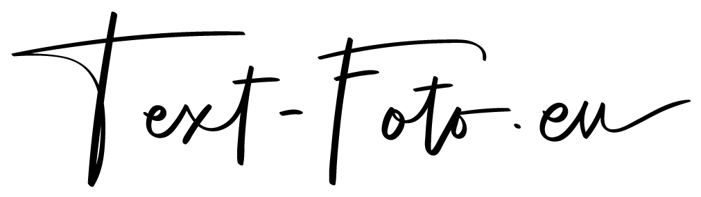 Ein handgeschriebenes Logo für text-foto.eu auf weißem Hintergrund.