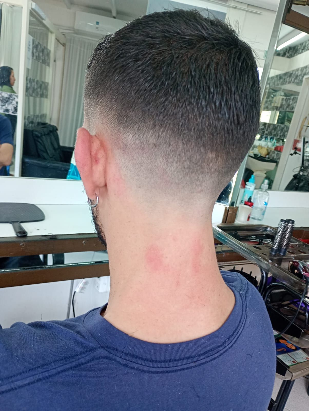 La espalda de una mujer con cabello largo y castaño.