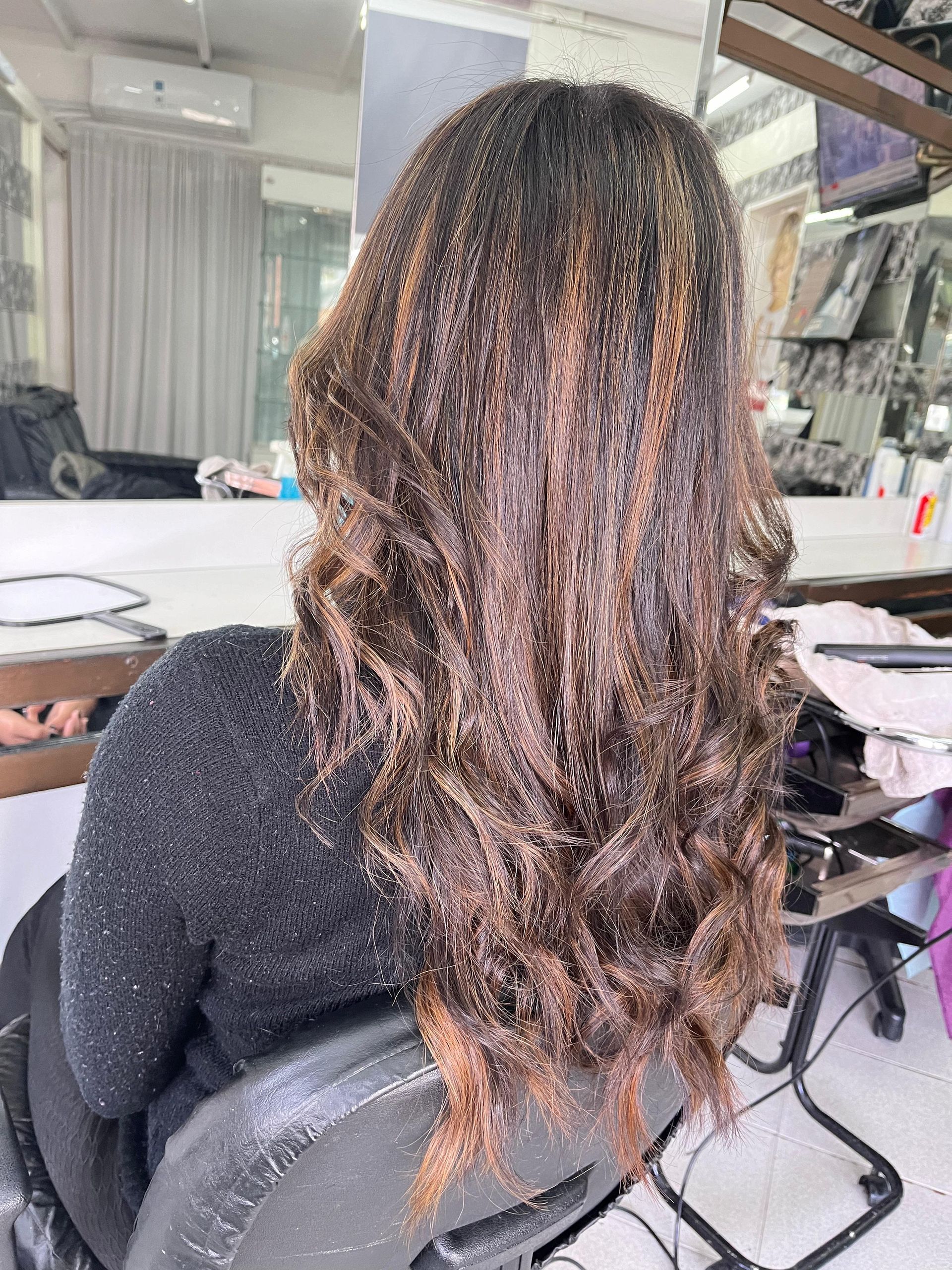 Una mujer con cabello largo y negro está mirando al cielo.