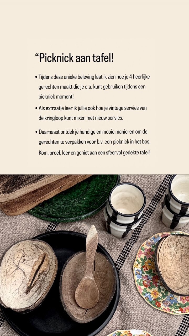 Chocoladeschildpadjes met pompoenpitten op een groen keramisch bord.