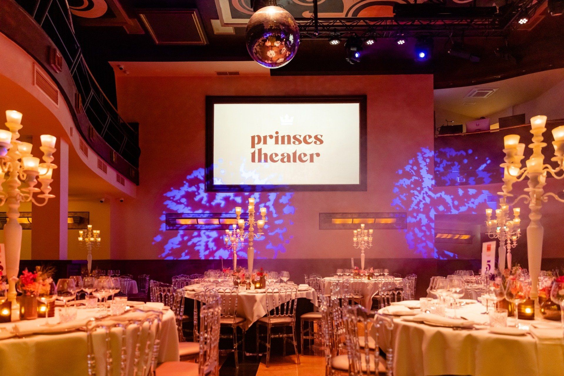 Prinses Theater Renovatie beeldtechniek geluidtechniek MEB av Rotterdam plafondspeakers buitenspeakers