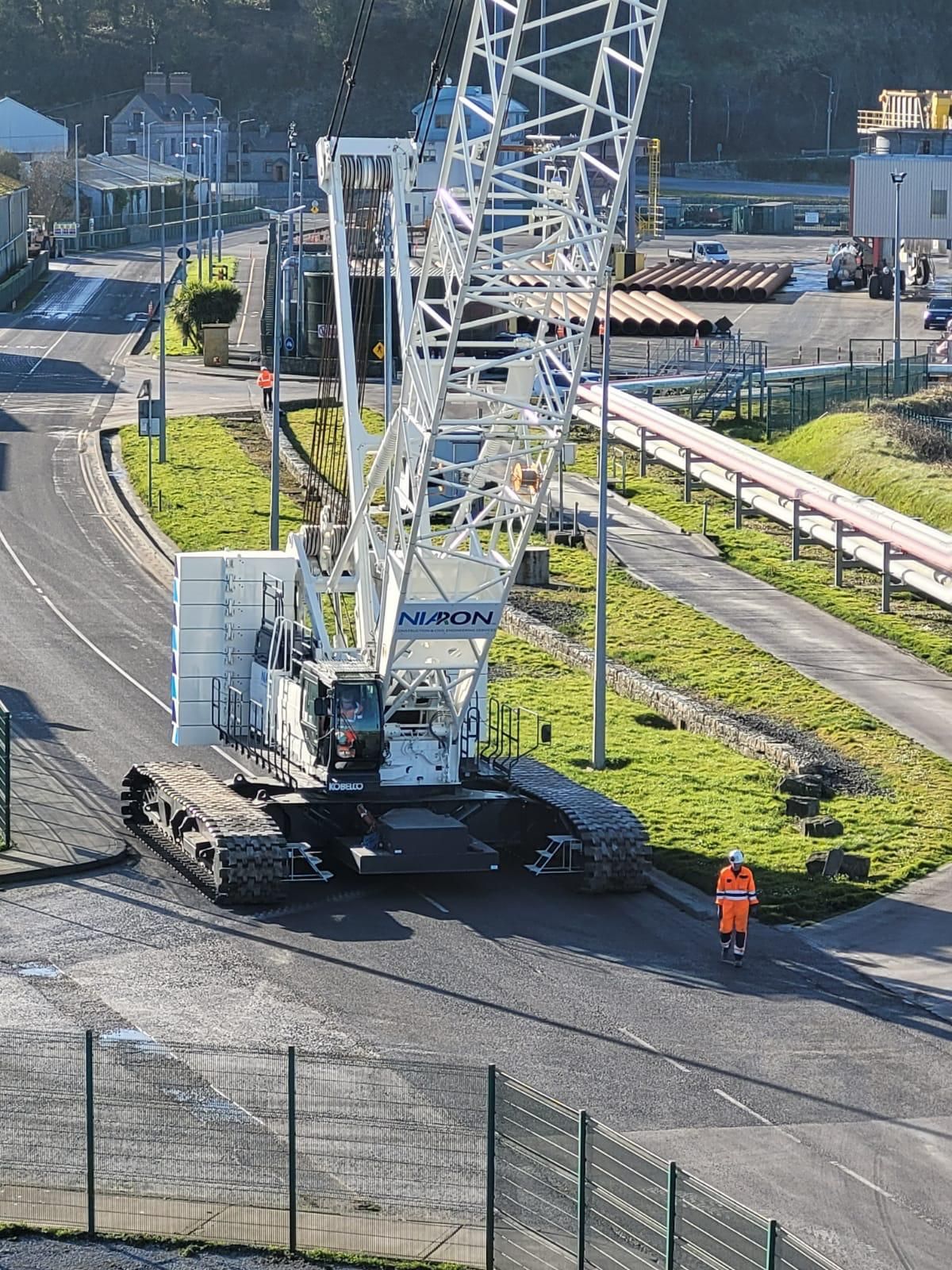 A large crane with the word kron on it