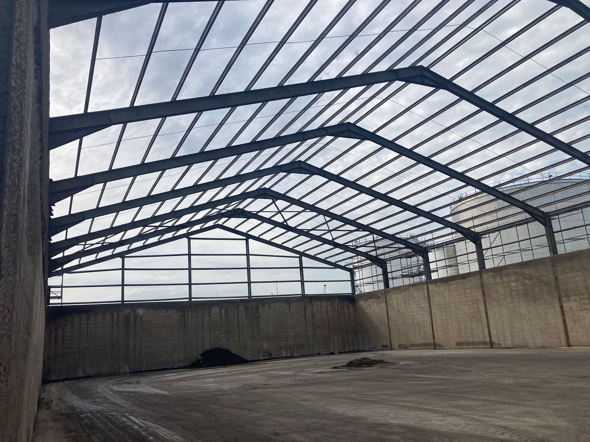 The inside of a building with a roof that is empty