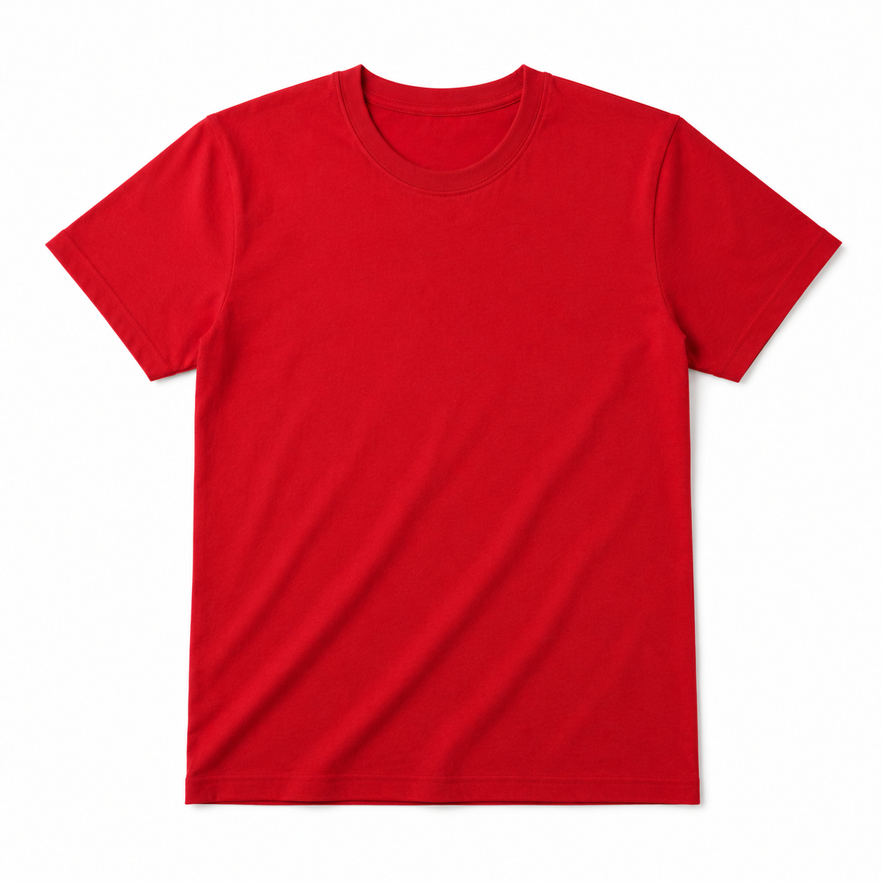 Mujer con camiseta roja y vaqueros de pie con las manos en los bolsillos sobre un fondo gris liso.